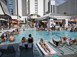 vegasimages:  A bar in the middle of a swimming pool is very Vegas  SLS