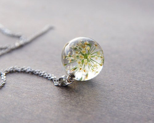 wordsnquotes:  culturenlifestyle: Adorable Handmade Jewelry with Real Plants Inside by Ural Nature Married couple Mary and  Stanislav from Ural Mountains create unique designs using organic materials encapsulated in miniature glass sculptures. Inspired