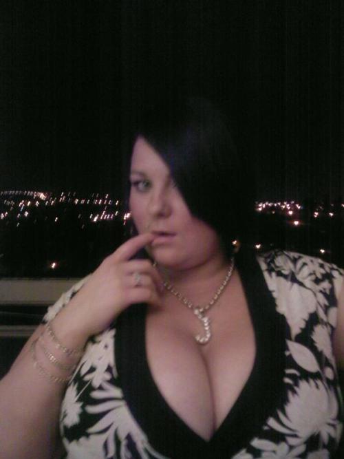 curvy-thick-bbw:biggirlsareyummy: are you looking at my tittys  