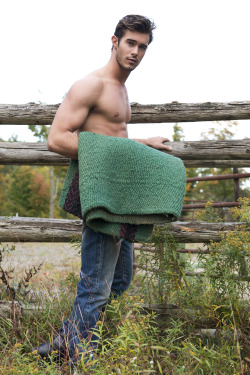 shirtlifting:  Alex Prange