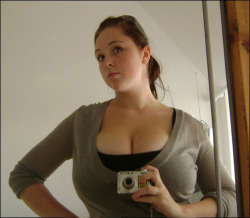 cleavagetweet:  Curvy brunette amateur selfie