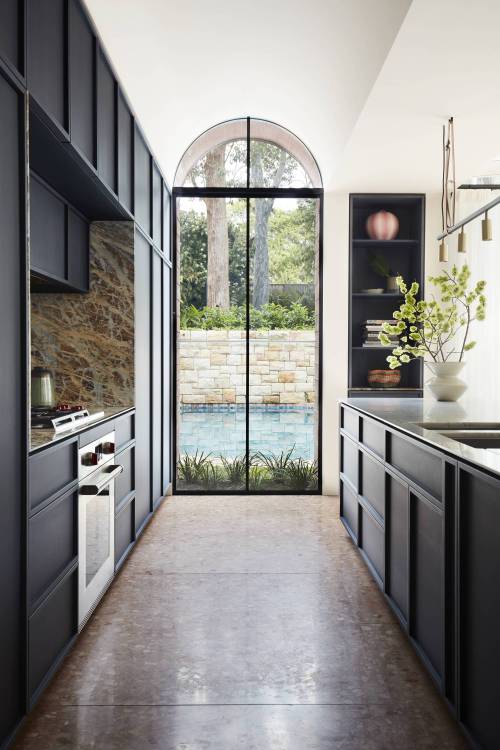 home-deco-ideas:Galley kitchen with a view of the pool through an arched window in Bronte, a beachsi