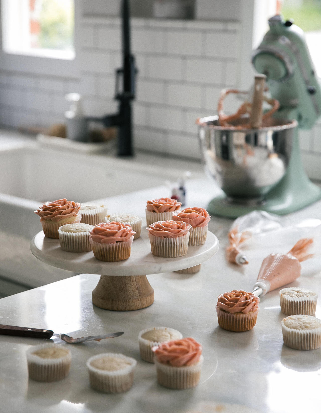 sweetoothgirl:  CAPPUCCINO-FLAVORED ROSE CUPCAKES