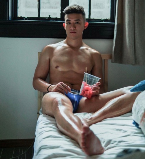 hkgay1990: benloveyou: dls-dllm: 又係佢呀 短j 佢好細條嫁#hk #gay #屯門