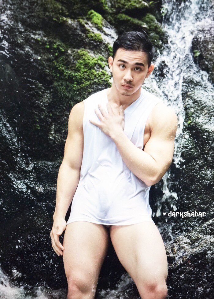 teeyakdon:  I’ve met him in my fitness … ^_^(But never see his bulge like this