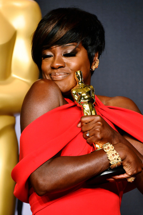 fionagoddess:Viola Davis, winner of the Best Supporting Actress award for ‘Fences’ poses in the pres