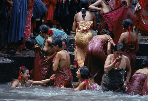 mvtionl3ss: Nepalese women bathing in Bagmati River, Kathmandu, Nepal, 1984