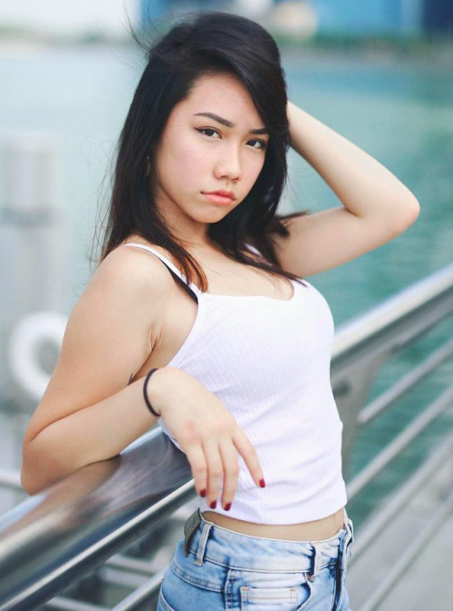 sgxmmsatisfaction:  I just get so turned on by girls who deliberately wear tight-fitting white tops so that they can flaunt their nice perky tits in public. Fap away guys!