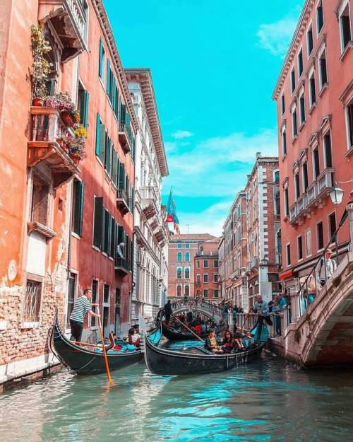 Good morning Venice with some Ggondolas traffic… @Regrann from @saaggo - I’m in Venice 