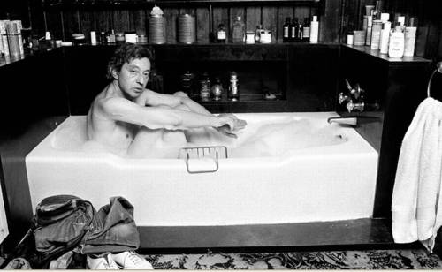 Serge dans sa baignoire, 1980 Crédit photo : Xavier Martin (Paris-Match)