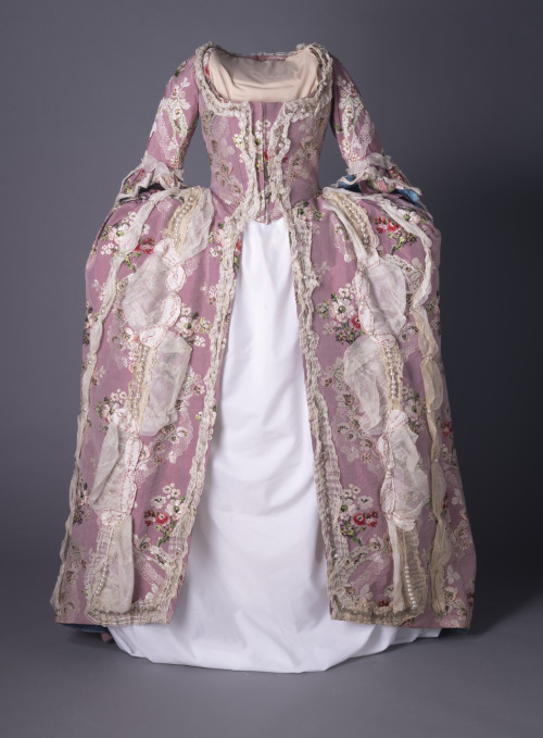 history-of-fashion:1765-1775  Dress (Sack or sacque dress) (United States, France) silk brocade