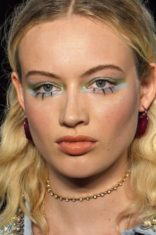 ladolcevitabella:Glamour Beauty: How to wear glitter like you’re on the Fashion Week runway!  From New York to London, Milan and Paris, glitter prevailed on the Spring/Summer 2018 runways. Whether silver or colorful, on eyelids or lips, glitter and