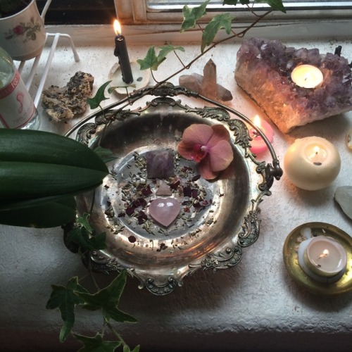celestinewiitch:The prettiest altar I’ve made in a long time