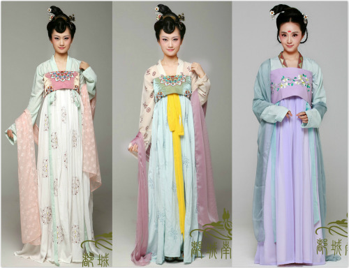 Traditional Chinese clothes, hanfu, in various types. 都城南庄