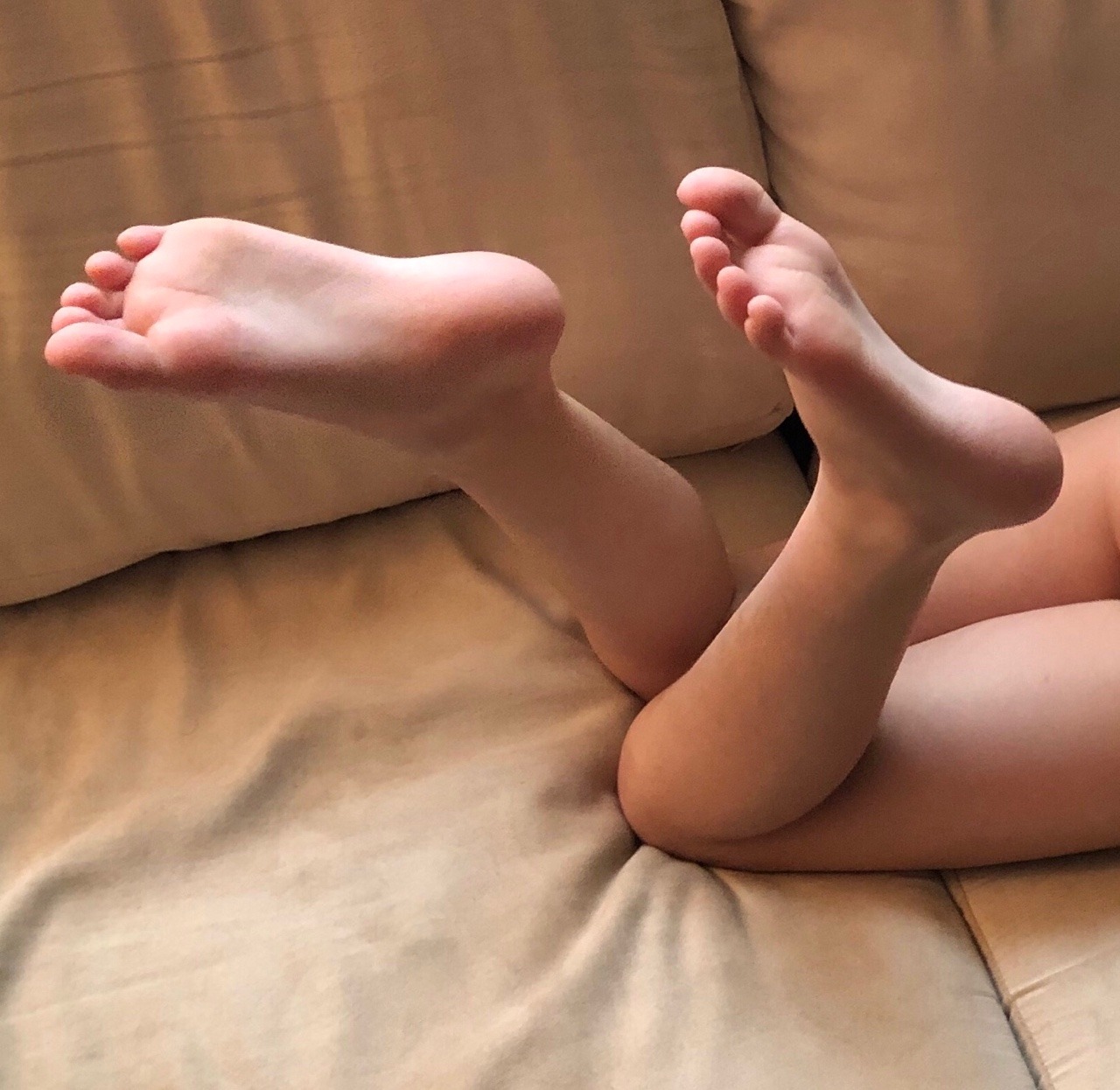 sweet-feet-and-more:  footfan20:Ugh. I’d squirt all over these. 🍆💦 Those