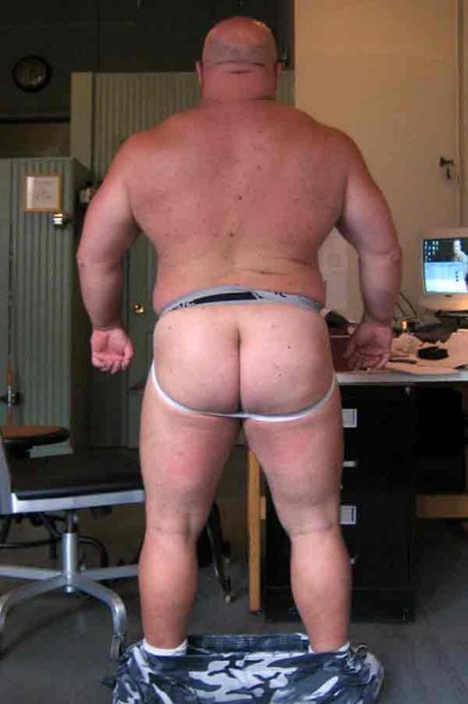 akgrown72:fhabhotdamncobs:  W♂♂F     (FHDC, not the place for “Pretty Boys” or their fans)    Love that big body. Fantastic belly
