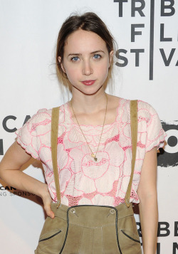  Zoe Kazan 