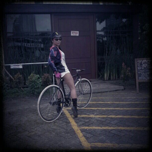 mistybusy:  kopi tiam time #sundayrides #fixie #fixedgeargirl #fixiegirl #fixedgear #photooftheday #