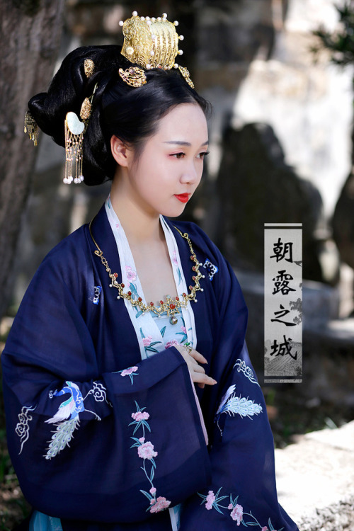 Traditional Chinese hanfu by 朝露之城