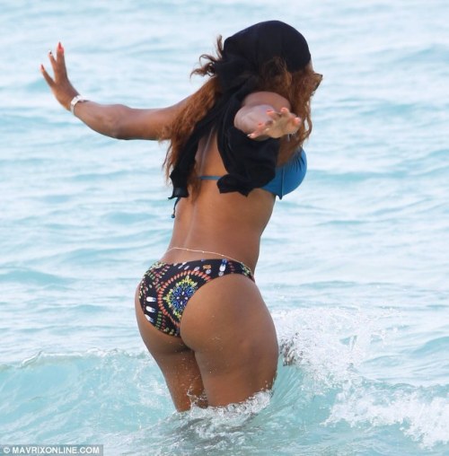 charlibal:  This is how you wear a BIKINI Thickness101