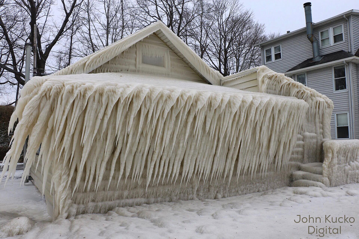 culturenlifestyle: House Covered In Ice in Lake Ontario Is A Fairytale Sight Photographer