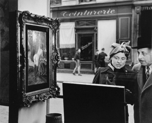 vintagepales:  Wagner’s painting in the window of Romi Gallery, Paris, 1948 by  Robert Do