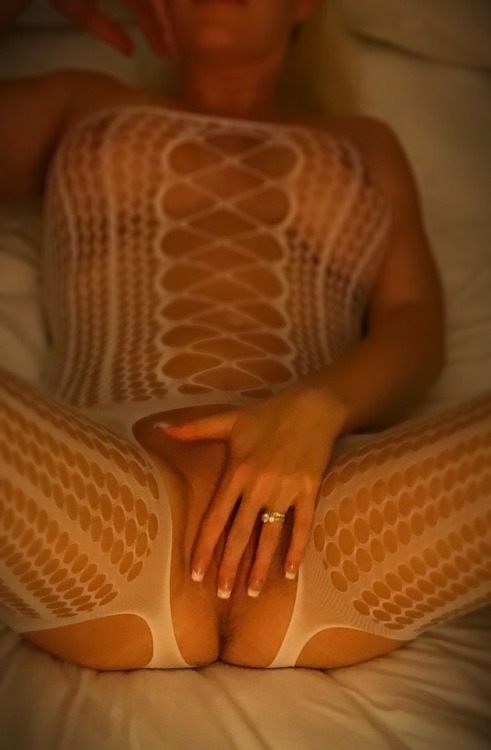 secretsexcloset:  I love to be watched while I warm up…