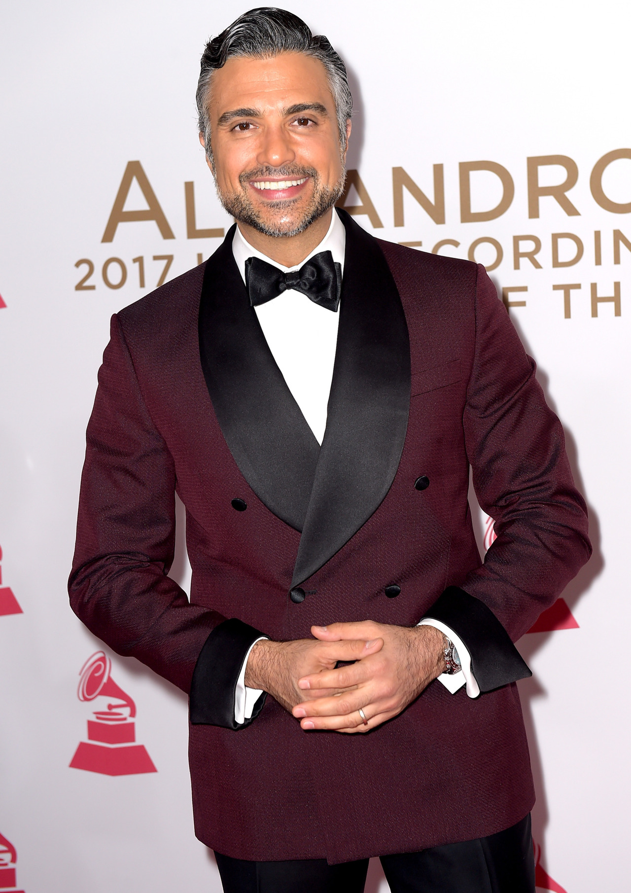 arquivolatino:  ** atendendo a pedidos da ask ** capas de caderno Jaime Camil, ©