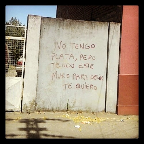 noo-dejes-que-te-hagan-sufriir:  #no #tengo #plata #pero #tengo #este #muro #para #decir #te #quiero   Awww alfin pude sacarle la foto ;—-;
