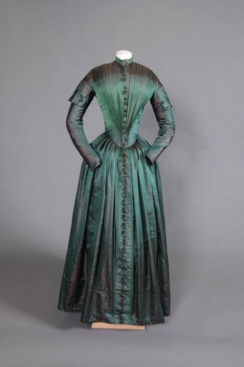 fripperiesandfobs:Day dress, 1840′sFrom SUFAM on Facebook