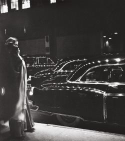 vampdreaminginhollywood:  Gala Opening, Metropolitan Opera, New York, 1950 (Eve Arnold)