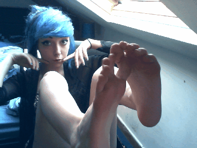 tina-in-footlove:  feetblog101:  :)     Sweeeeeeeeet ♡♡♡♡