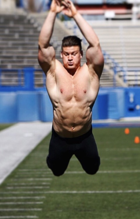straightdudesexting:New York Giants Full Back hunk Shane Smith 🏈