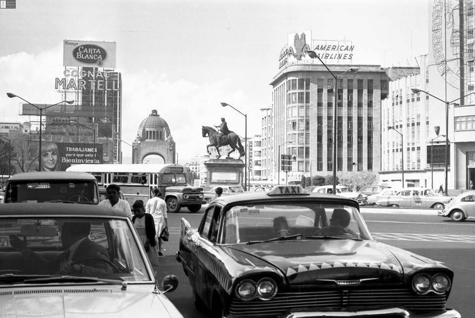 mexicoantiguo:
“Un taxi “cocodrilo” en el cruce de Reforma y la avenida Juárez alrededor de 1970. #taxi #reforma #mexico #vintage #retro
”