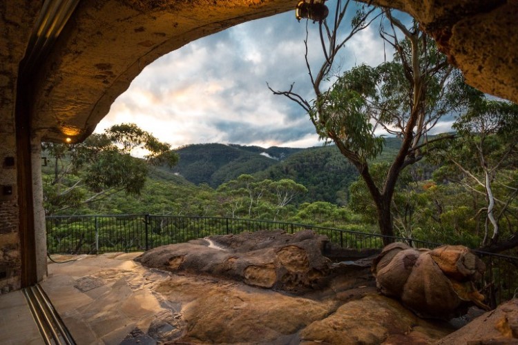 voiceofnature:  Stunning clifftop cave home in Blue Mountains of AustraliaLionel