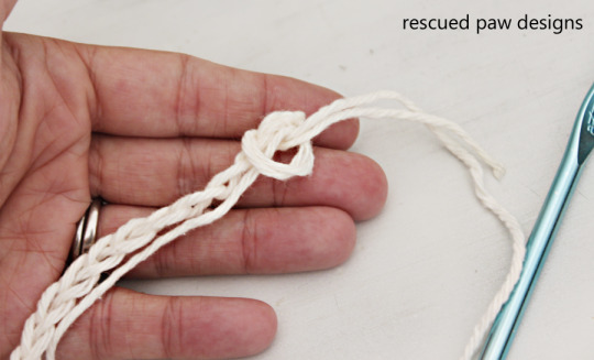 Free pattern : Feather charm crochet bracelet