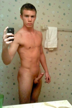 nakedguyselfies:  Naked Guy Selfies:  nakedguyselfies.tumblr.com  