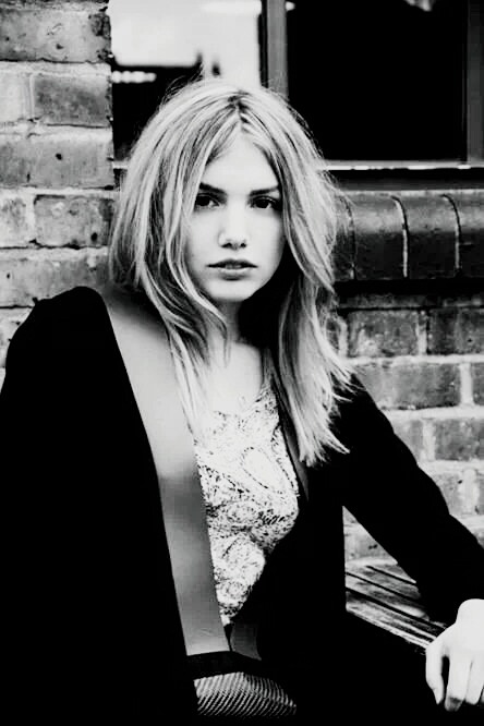 skins-black-and-white:  Black &amp; White Blog: click here