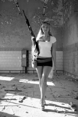 girlandguns:  Girl With Gun  follow me at : http://girlandguns.tumblr.com/