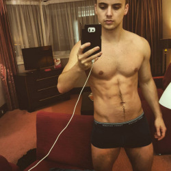 amazingmalenudity:  Parry Glasspool 