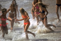 retrogirly:  Girls on the beach in California,