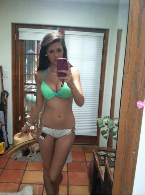 piczofjoy: Beautiful and sexy cleavage selfshots bit.ly/YuiaGg