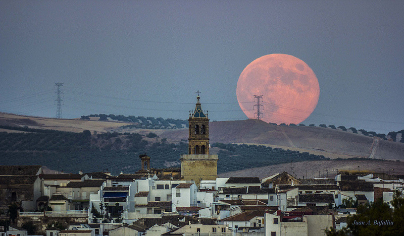 kenobi-wan-obi:  Luna Llena Eléctrica     La última Luna llena del verano boreal