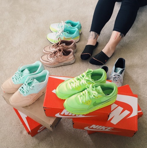 samantha-marie:  Me. Hashbrown air max day