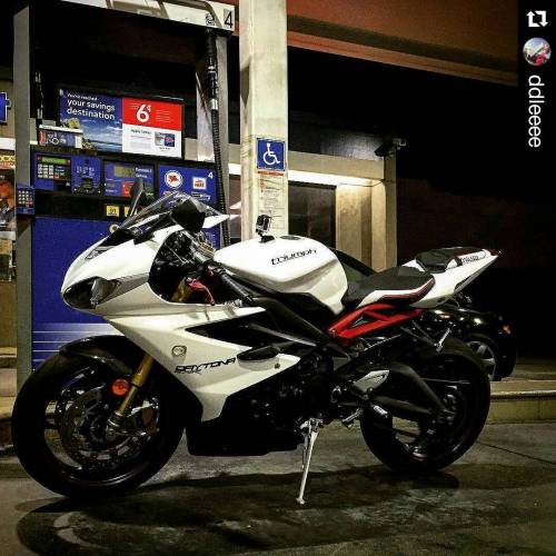 Triumph ultra stylish #Repost @ddleeee with @repostapp ・・・ She&rsquo;s thirsty. #nightrides #triump