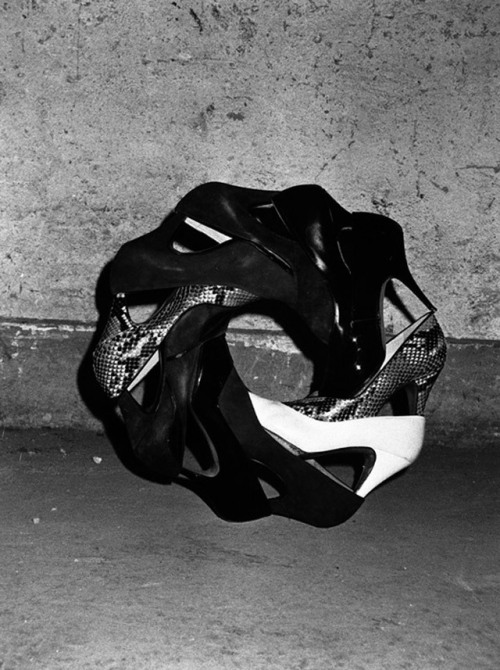 Peter Fischli and David Weiss shoelust: (via voodoovoodoo)