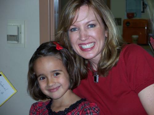 Sabrina and Mrs Quinn at the Christmas party (Sabrina y su profesora en la fiesta de Navidad)
