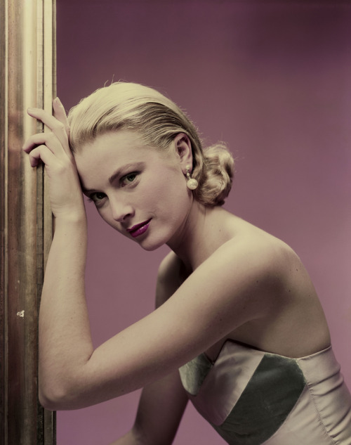 Grace Kelly photo by Erwin Blumenfeld for Cosmopolitan, 1955