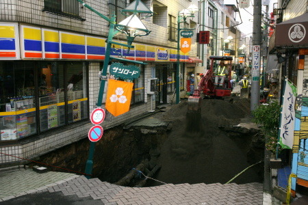 konishiroku:  cabbage:  tayu-tau:  polog:  kagurazakaundergroundresistance:  new-akiba:  flyeagle:ku:abuf:陥没　道路に穴…バイクの男性が転落、けが　東京・千住（毎日新聞） - Yahoo!ニュース(via lurker)   2008-08-07(via