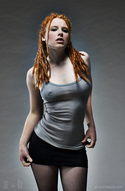 lomejordeldia:  getyourkinkon:  Yeah, pierced redheads. Unf!  (via ragnar499)  She&rsquo;s
